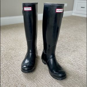 Hunter Women’s Original Tall Gloss rain boots in Black, size 5M